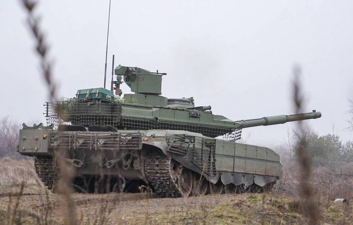 T-90M Proryv có thể sử dụng nhiều loại đạn chiến đấu khác nhau, bao gồm cả tên lửa dẫn đường phóng qua nòng pháo; đồng thời có khả năng cơ động cao hơn so với các phiên bản T-90 trước đó.