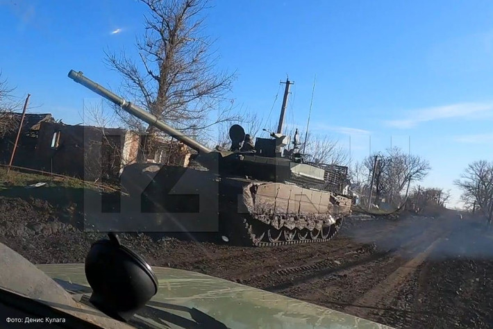 Nhưng không hiểu lý do gì, các lực lượng phòng ngự của Ukraine tại Bakhmut đã không thực hiện bất kỳ hành động chống trả nào; rất có thể các loại vũ khí chống tăng của họ, có thể tiêu diệt được T-90M đã hết mà chưa được cung cấp, do các con đường tiếp tế đều bị quân Nga phong tỏa.