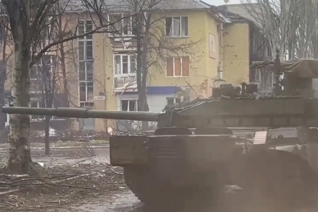 Đặc biệt xe tăng T-90M Proryv đã khẳng định tính năng kỹ chiến thuật trong tham gia các trận chiến đấu trong khu vực đô thị. Trong đoạn video do các phóng viên chiến trường Nga quay được, có thể thấy T-90M Proryv của Nga đã “tả xung, hữu đột”, tấn công chính xác những hỏa điểm còn sót lại của Quân đội Ukraine tại Bakhmut.