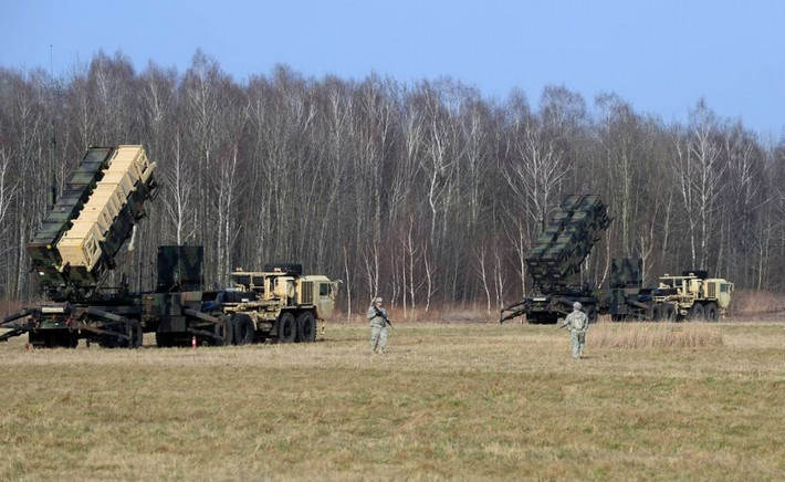 Thứ hai là radar của Patriot cũng phát ra các tín hiệu mà tên lửa của đối phương có thể bắt được. Thứ ba, Patriot không phải là một hệ thống phòng không cơ động cao; tức là một khi được triển khai chiến đấu, thì nó không thể di chuyển trong vài chục phút. Ảnh: Forces.