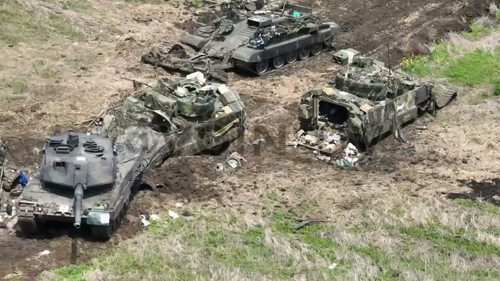 Quyết định này khiến xe tăng Leopard 2 của Đức tiếp tục bị đẩy ra tiền tuyến trên chiến trường Ukraine. Đối với Đức, đây là một đòn giáng mạnh vào uy tín vũ khí Đức, khi những hình ảnh về sự phá hủy của các phương tiện bọc thép, khiến xuất khẩu vũ khí của Đức gặp khó khăn lớn.