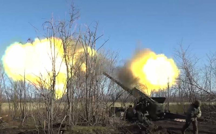 Nguồn tin cũng cho biết, quân đội Ukraine đã xây dựng hệ thống công sự trên tuyến Chasov Yar phía tây Bakhmut. So với Bakhmut “dễ công thủ khó”, thì việc phòng thủ ở thung lũng sông Bakhmutka là Chasov Yar địa hình tương đối phức tạp, cực kỳ có lợi với bên phòng ngự.