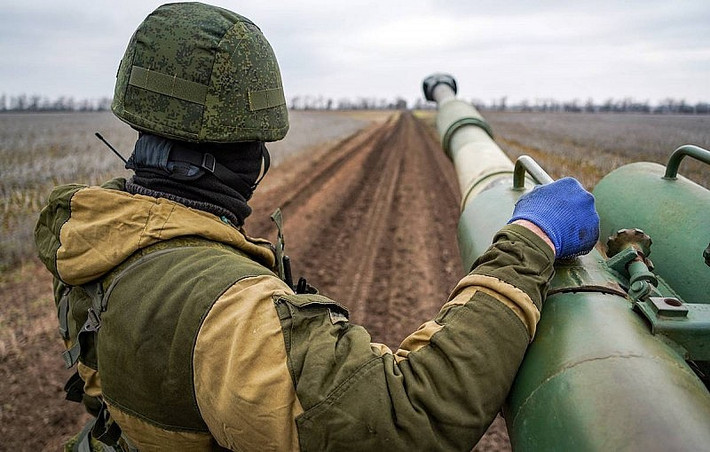 Nên ngay cả khi Ukraine phản công, Quân đội Nga cũng có thể nhanh chóng điều động lực lượng để chống phản công. Thứ hai là sự vượt trội về hỏa lực, điều đó cho phép Quân đội Nga có thêm "không gian lựa chọn"; đồng thời có thời gian chuẩn bị chiến đấu hoặc rút lui.
