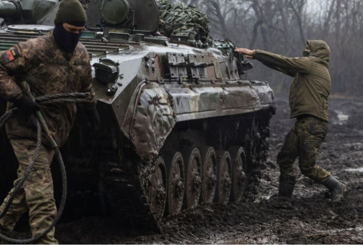 Trang bị chủ yếu của Quân đội Ukraine tại Bakhmut hiện nay là xe bọc thép chở quân M113, M117 do Mỹ sản xuất, xe tăng chiến đấu chủ lực T-72 do Liên Xô sản xuất; pháo tự hành PZH2000 của Đức, pháo tự hành bánh hơi Caesar của Pháp; pháo tự hành M109 và xe kéo M777 của Mỹ cùng một số phương tiện vận tải.