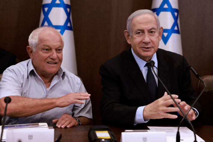 Ngoài ra, mối quan hệ của Israel với các nước Trung Đông gần đây rõ ràng đã được cải thiện và Bộ trưởng Du lịch Israel Katz gần đây đã đến thăm Ả Rập Saudi. Một số người cho rằng, chính vì bối cảnh đó mà Israel đã lơ là cảnh giác và không phát hiện được ý đồ của Hamas.