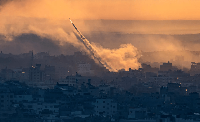 Tuyên bố của truyền thông Mỹ không có ý chỉ trích, Israel quả thực làm chưa đủ tốt. Israel ở khu vực Trung Đông, nhưng lại thuộc châu Âu, từ ngày lập quốc đến nay, đã xảy ra nhiều cuộc xung đột gay gắt với Palestine. Ngày xảy ra vụ tấn công của Hamas, tình cờ lại là ngày kỷ niệm 50 năm Chiến tranh Trung Đông lần thứ 4 bùng nổ.