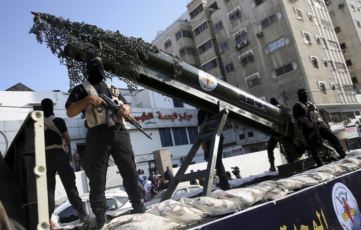 Hiện IDF đang cố gắng tránh mở một mặt trận khác ở phía bắc, khi nhóm vũ trang Hezbollah đe dọa tấn công, sau khi Israel tiếp tục bắn phá Dải Gaza. Các cuộc tấn công lẻ tẻ của Hezbollah đã làm dấy lên lo ngại rằng, một cuộc xung đột khu vực rộng lớn hơn có thể sắp xảy ra.