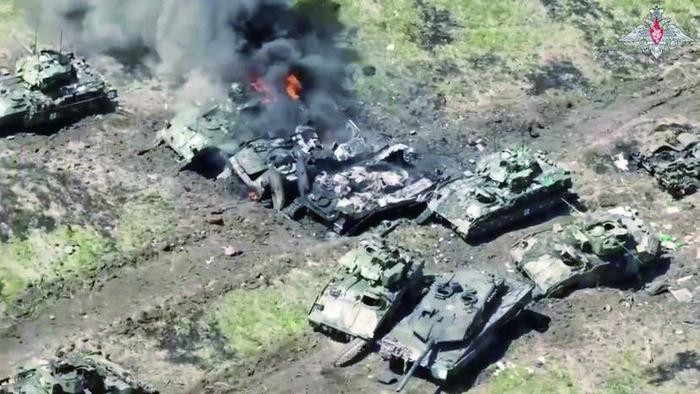 Tuy nhiên, trực thăng vũ trang của quân đội Nga đã gây ra không ít thiệt hại cho quân đội Ukraine, trong số xe tăng chiến đấu chủ lực Leopard 2 và xe chiến đấu bộ binh Bradley mà Lữ đoàn bộ binh cơ giới 47 của quân đội Ukraine bị tiêu diệt, do chính những chiếc trực thăng Ka-52 Alligator của Nga. Ảnh: OC.