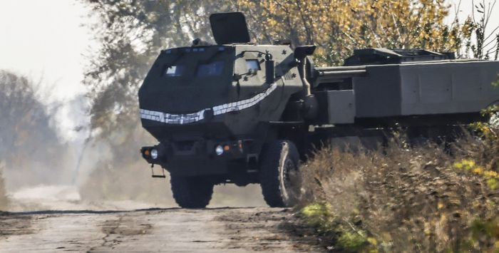 Mặc dù Nga tuyên bố đã có đã phá hủy vô số bệ phóng HIMARS, thậm chí nhiều hơn số 38 bệ phóng mà Mỹ đã cung cấp cho Ukraine; nhưng trên thực tế, khó xác định bao nhiêu bệ phóng HIMARS bị phá hủy. Tuy nhiên, thời gian triển khai và bắn của HIMARS cũng không được quá 2~3 phút, nếu không rút nhanh, phản ứng của quân Nga sẽ đến ngay lập tức.