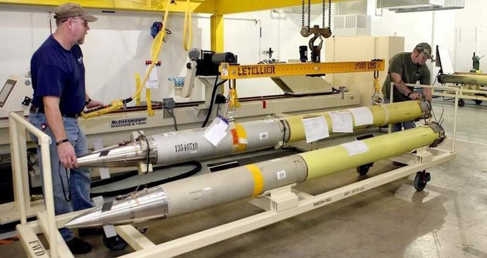 Ukraine sử dụng tên lửa HIMARS như một vũ khí chiến lược, nhưng để thực sự bao phủ Bakhmut, họ không nên sử dụng loại vũ khí này. Lý do là các tòa nhà ở Bakhmut tương đối kiên cố, trong khi đó, sức công phá đạn dẫn đường M31 của HIMARS tương đối hạn chế và chắc chắn quân Nga sẽ không dồn lực lượng vào một tòa nhà để quân Ukraine tiêu diệt.