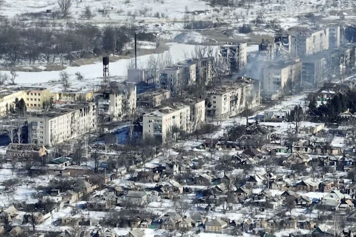 Quân đội Ukraine rõ ràng là đã tính toán, muốn đưa quân đội Nga vào khu đô thị và cho nổ tung từng tòa nhà một; bởi vì tọa độ của từng ngôi nhà ở đây đã được Quân đội Ukraine đánh dấu. Quân đội Nga vào tòa nhà và tận dụng để nghỉ ngơi, tức là họ đang "dạo chơi trong những tòa nhà tử thần".