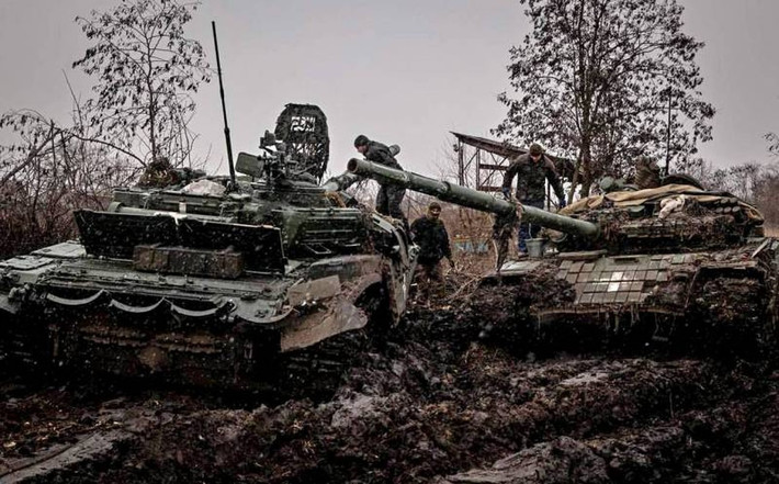 Tốc độ di chuyển chậm, lại dễ sa lầy, do vậy Leopard 2 dễ trở thành mục tiêu của pháo binh Nga. Để đối phó với xe tăng Leopard 2 của Ukraine, Nga đã chuẩn bị một lượng lớn pháo và vũ khí chống tăng riêng lẻ; nên một số chiếc Leopard 2, không thể giải vây cho quân phòng thủ Ukraine ở Bakhmut.
