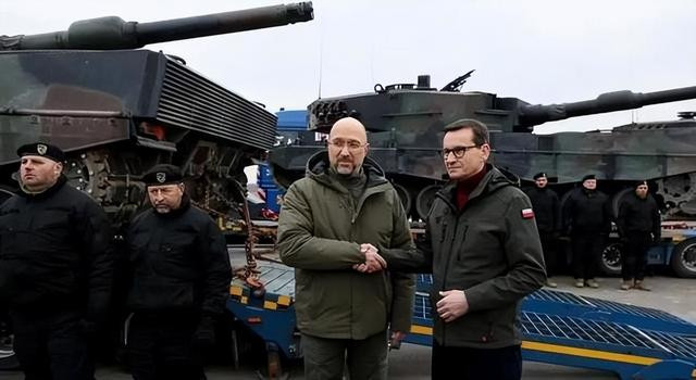 Tốc độ giao xe thực sự nhanh, 11 xe tăng chiến đấu chủ lực Leopard 2 do Ba Lan bàn giao cho Quân đội Ukraine, đã xuất hiện trên chiến trường Ukraine. Leopard 2 được đánh giá là xe tăng tốt nhất thế giới và có vẻ như cường độ của xung đột Nga-Ukraine sẽ leo thang trở lại.