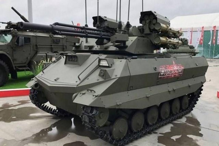 Xe tăng không người lái URAN-9 được trang bị tổ hợp vũ khí khổng lồ, có thể tiến hành các trận chiến cường độ cao mà không gây nguy hiểm đến tính mạng binh lính và nó được kỳ vọng sẽ trở thành vũ khí đột kích tương lai của lục quân.