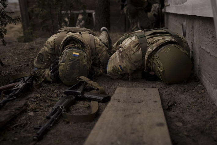 Thứ ba: Sau khi tiến vào khu vực Donbass, Quân đội Ukraine đã mất đi pháo đài vững chắc; hơn nữa do Quân đội Nga "tập trung chăm sóc" cho các tuyến đường tiếp tế hậu cần, khiến vật chất chuyển cho tiền tuyến khan hiếm, trong tình huống này khó có thể giữ vững và chỉ có thể tiến hành chiến đấu tay đôi.