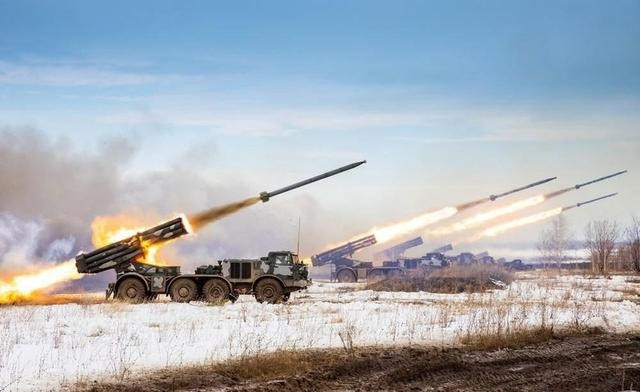 Khi quân phòng thủ Ukraine, những người trở nên mất kiểm soát vì sợ hãi vì các đòn tấn công hỏa lực khốc liệt của quân Nga, bắt đầu rút lui về vùng ngoại ô phía tây Bakhmut, bằng cách tận dụng màn đêm bao trùm và sự cố mệnh lệnh không thể truyền xuống dưới.