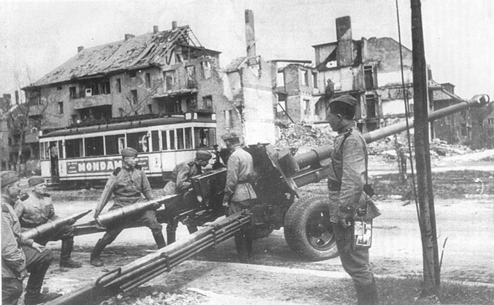 Tầm bắn của pháo dã chiến 100 mm M1944 (BS-3) phụ thuộc vào nhiều yếu tố khác nhau như loại đạn được sử dụng và độ cao trận địa (nếu trận địa ở trên cao, đạn bắn đi xa hơn và ngược lại). Trung bình, pháo có tầm bắn hiệu quả tối đa khoảng 15 km khi bắn đạn HE. Khi bắn đạn AP, tầm bắn giảm xuống còn khoảng 10 km do đạn nặng hơn.