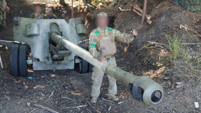 Theo tờ Bulgarian Military, một bức ảnh trên mạng xã hội, được nhà phân tích quân sự Aloha của OSINT phổ biến ra công chúng thông qua tài khoản cá nhân Twitter; cung cấp bằng chứng cho thấy một đơn vị của Quân đội Ukraine, có lẽ là một phân đội của lực lượng đổ bộ đường không, sử dụng pháo 100 mm BS-3, được Liên Xô sản xuất từ năm 1944 đến năm 1951.