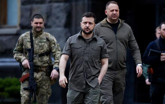 Tổng thống Ukraine Zelensky đã phải thừa nhận rằng, tình hình ở Bakhmut ngày càng khó khăn hơn và Quân đội Nga đang dần phá hủy mọi thứ có thể dùng để bảo vệ các vị trí của Quân đội Ukraine.