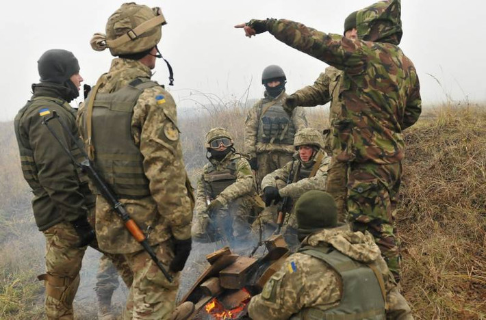 Hiện tại, chỉ có một hành lang nhỏ ở phía tây thành phố cho phép Quân đội Ukraine liên lạc với Bakhmut; nhưng trước đó một chút, chỉ huy đơn vị trinh sát của Quân đội Ukraine tại Bakhmut có mật danh "Madyar" tuyên bố rằng, cuộc rút lui của Quân đội Ukraine từ thành phố đã bắt đầu.