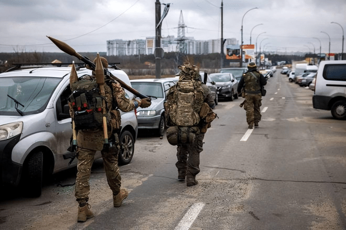 Bản thân Quân đội Ukraine có thành phần phức tạp, có người là quân nhân chính quy người Ukraine, có người là lính đánh thuê nước ngoài. Tuy nhiên, rất nhiều lính Ukraine đang chiến đấu ở Bakhmut là tân binh, kinh nghiệm chiến đấu còn rất hạn chế.
