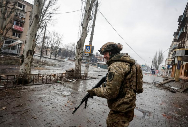 Do vậy, một khi quân Nga tràn ngập nơi này, quân đội Ukraine sẽ gần như không có lợi thế phòng thủ ở Donetsk. Chính vì vậy, trong nhiều tháng, Nga liên tục tăng thêm lực lượng, tăng sức ép khủng khiếp; trong khi đó quân đội Ukraine kiên cường bám trụ các cứ điểm, kiên quyết ngăn chặn đà tiến công của quân Nga.
