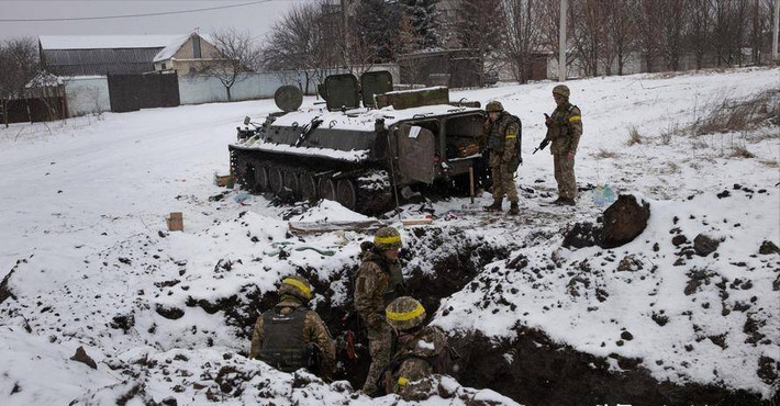 Các trận địa phòng ngự của quân đội Ukraine ở Bakhmut được xây dựng đặc biệt, hầu như tất cả đều tập trung vào một tổ hợp công trình, phía sau có một hoặc nhiều điểm cao có lợi về mặt chiến thuật, để triển khai các trận địa pháo binh; xung quanh bố trí một số lượng lớn các công sự, trận địa phòng ngự dã chiến.