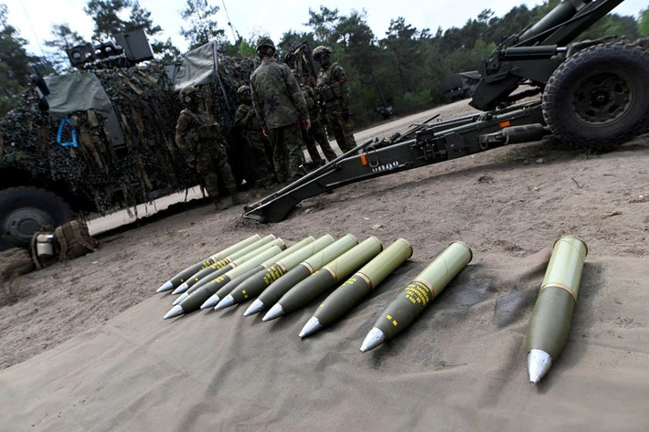 Mặc dù Mỹ và NATO đã viện trợ cho Ukraine một lượng lớn vũ khí và đạn pháo, nhưng vẫn chỉ như “muối bỏ biển”; hiện sản lượng đạn pháo Mỹ sản xuất một tháng, chỉ đủ cho Quân đội Ukraine sử dụng 2 ngày trên chiến trường. Nhiều kho đạn pháo dự trữ của Mỹ và một số nước NATO đã vét sạch để viện trợ cho Ukraine.
