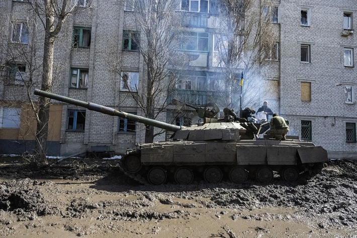 Trên tiền tuyến, các đơn vị xe tăng Ukraine đã biến mất từ lâu. Ngay cả trên chiến trường Bakhmut, nơi diễn ra trận chiến khốc liệt nhất, Quân đội Nga cũng chỉ tiêu diệt được hơn 20 xe tăng Ukraine. Không phải là khả chống tăng của quân Nga yếu, mà là do số lượng xe tăng Ukraine trên chiến trường quá ít.