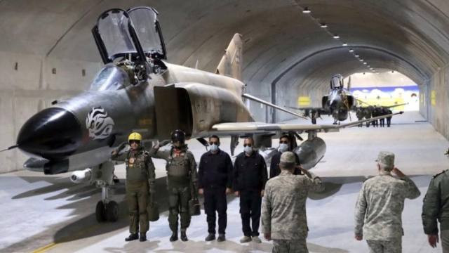Điều này có nghĩa là Tehran đang kiểm tra, khảo sát các thông số về kỹ thuật, để xem căn cứ này có thể chứa một phi đội Su-35 hoạt động hay không? Sải cánh của máy bay Su-35 buộc Tehran phải tìm hiểu xem căn cứ đặc biệt này, có thể vừa với loại tiêm kích mới nhập của Nga hay không?
