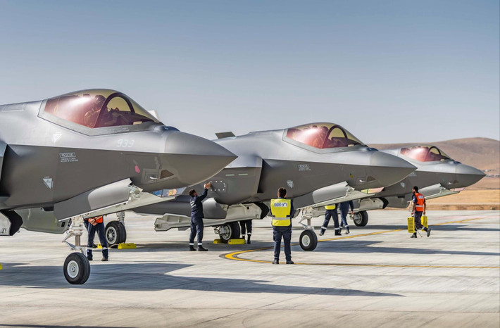 Điều này có nghĩa là những chiến đấu cơ như F-15, F-16 và cả chiến đấu cơ tàng hình F-35 sẽ gặp đe dọa nghiêm trọng, nếu Tehran được trang bị “bộ đôi song sát” Su-35 và S-400. Thậm chí với sự xuất hiện của Su-35 ở quốc gia đồng minh Syria, Iran có thể tấn công Israel trực tiếp.
