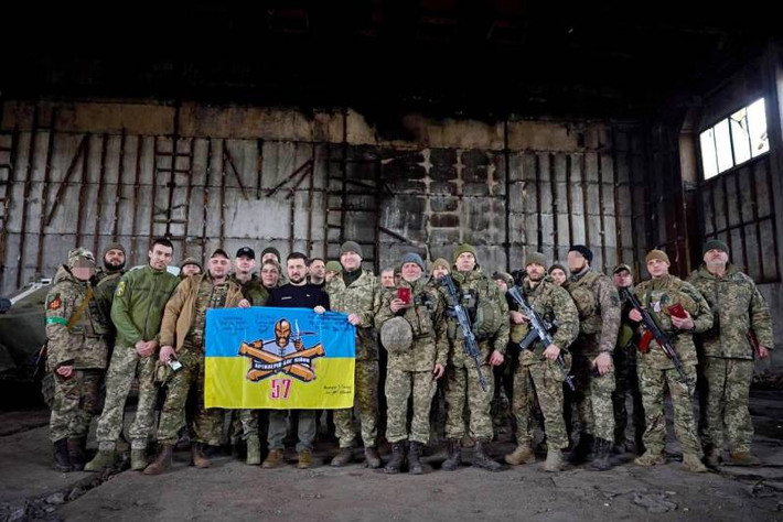 Trong khi đó, Quân đội Ukraine tiếp tục tập trung lực lượng ở khu vực Konstantinovka và Chasov Yar, tích cực chuẩn bị cho một cuộc phản công. Tướng Syrsky, Tư lệnh lục quân Ukraine, kiêm chỉ huy mặt trận phía Đông và Tư lệnh chiến trường Bakhmut, đã nhận được toàn quyền quyết định từ Tổng thống Zelensky.