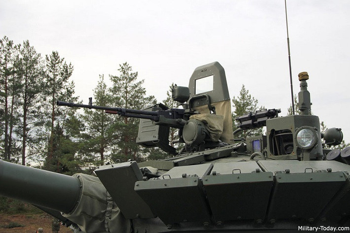 Về khả năng bảo vệ, T-80BVM vượt trội hơn đáng kể so với phiên bản tiền nhiệm. Nó được trang bị các tấm giáp phản ứng nổ Relikt, giúp tăng cường khả năng bảo vệ chống lại các loại đầu đạn nổ lõm của tên lửa chống tăng. Vị trí nghiêng của lớp giáp trên thân xe và tháp pháo cũng làm tăng hiệu quả bảo vệ.