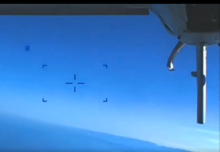 Tuy nhiên, chúng ta có thể thấy từ vài giây cuối cùng của video do Quân đội Mỹ công bố, chiếc UAV vẫn bay ổn định và tháp quang điện MTS-B thậm chí còn quay cận cảnh cánh quạt bị hỏng. Điều này cho thấy chiếc máy bay không người lái MQ-9A ER nhiều khả năng đã không bị tiêm kích Su-27SM va trúng.