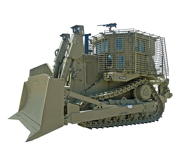 Chiếc máy ủi này thuộc dòng D9 do Caterpillar do Mỹ sản xuất và đã trải qua đợt nâng cấp lớp giáp bảo vệ ở Israel. Xe ủi được trang bị cửa sổ kính chống đạn có thể chịu được đạn súng máy và hỏa lực bắn tỉa, đồng thời lớp giáp của Israel giúp nó có thể chống mìn bộ binh và các thiết bị nổ tự chế.