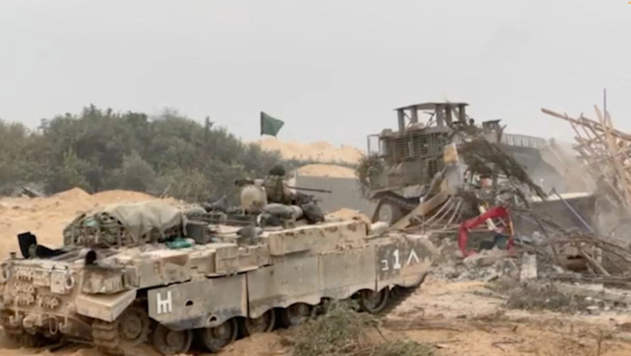 Thứ hai là chiến thuật phá hầm ngầm của Hamas. Trên chiến trường Gaza, quân Israel tiến công đi đầu là một chiếc máy ủi, phá hủy các công trình ngay khi nhìn thấy. Khi một đường hầm được phát hiện, họ sẽ cho nổ tại một điểm cố định, sau đó dùng “bê tông bọt” để bịt kín.