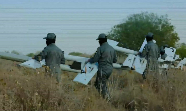 Thứ ba, quân đội Israel cùng một lúc đang chiến đấu trên ba mặt trận và chống lại 5 tổ chức vũ trang. Ba mặt trận của Israel đó là cuộc chiến với lực lượng vũ trang Hamas, Hezbollah và Fatah. Nếu Israel chỉ cần “lỏng tay” an ninh của họ lập tức bị đe dọa.