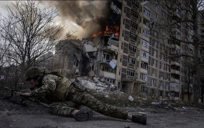 Ông Jan Gagin, cố vấn của người đứng đầu Cộng hòa Nhân dân Donetsk tự xưng (DPR) Denis Pushilin, cho biết hôm thứ 17/10, các cuộc tấn công bằng pháo binh của quân Nga vào các vị trí phòng ngự của Quân đội Ukraine gần Avdeevka vẫn diễn ra quyết liệt.