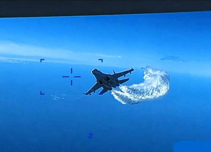Ở góc độ chính trị, việc hai chiến đấu cơ hạng nặng Su-27 của Không quân Nga "bắn hạ" máy bay trinh sát không người lái của Quân đội Mỹ bằng phương pháp “phun nhiên liệu” (như Mỹ khẳng định); điều này cho thấy sự kiểm soát thực sự của Quân đội Nga đối với khu vực Biển Đen.
