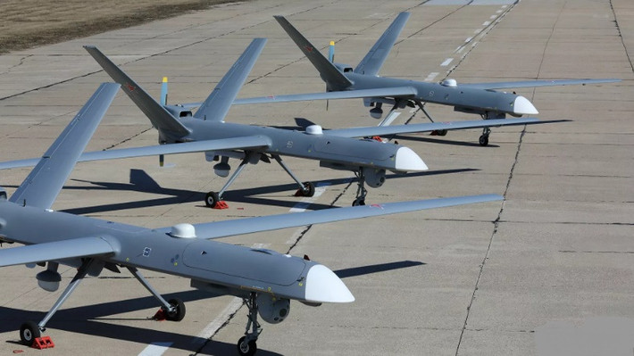 UAV MQ-9 "Reaper" hiện là máy bay không người lái giám sát tiên tiến nhất của Mỹ; MQ-9 có chiều dài khoảng 11m, sải cánh 20m, trọng lượng cất cánh tối đa 4,76 tấn. UAV có 7 mấu treo bên ngoài, có thể mang trọng tải tối đa đến 1,36 tấn.