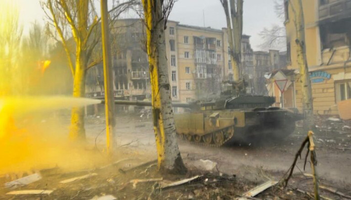 ÔngSilsky cũng cho biết những khó khăn của Quân đội Ukraine gặp phải, khi quân Nga tích cực sử dụng hỏa lực của các đơn vị xe tăng và pháo binh, gây thiệt hại nặng nề về cho quân đội Ukraine; phá hủy các vị trí trước khi tổ chức xung phong đánh chiếm mục tiêu. (Hình minh họa: Topwar)