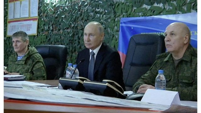 Gần đây, tình hình cuộc xung đột Nga-Ukraine ngày càng trở nên nghiêm trọng; cả Tổng thống Nga Putin và Tổng thống Ukraine Zelensky đều đích thân ra tiền tuyến thị sát. Điều đó phát đi những tín hiệu nguy hiểm. Ảnh: RIA.