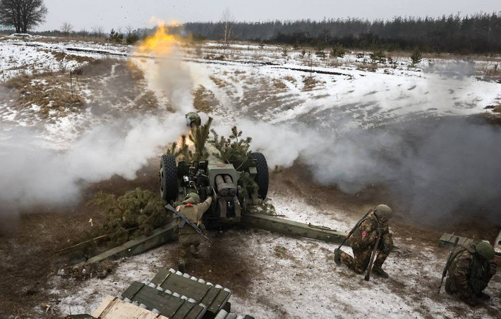 Mặc dù lính đánh thuê Wagner đang nỗ lực nhưng chưa thể đánh bật hoàn toàn quân Ukraine ra khỏi Bakhmut, vì họ liên tục điều động quân tiếp viện để bảo vệ hai bên sườn và kiên quyết giữ chắc những phần đất còn lại. Mặc dù hiện nay, các tuyến đường tiếp tế cho lực lượng còn lại của Ukraine tại Bakhmut, đang bị pháo binh Nga bắn dữ dội.