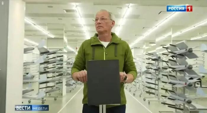 Chemezov, Chủ tịch công ty Rostec thuộc sở hữu nhà nước của Nga nói rằng, Rostec sẽ cung cấp cho quân đội Nga nhiều UAV tự sát Lancet và Kube. Để hỗ trợ chiến trường, Tập đoàn hàng không Zara của Kalashnikov, công ty con của Tập đoàn Rostec, đang làm việc ngoài giờ để sản xuất UAV Lancet với tốc độ tối đa.