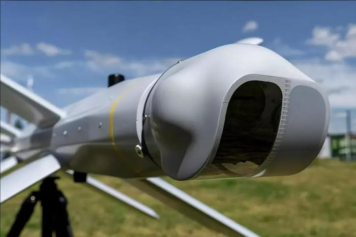 Theo tờ Forbes, hơn một năm chiến đấu tại chiến trường Ukraine, đã chứng minh UAV tự sát Lancet rất dễ sử dụng và thu được nhiều kết quả. Hiện tại, UAV Lancet đã trở thành “vũ khí ngôi sao” của quân đội Nga trên chiến trường Ukraine và khẳng định là loại vũ khí hiệu quả nhất.