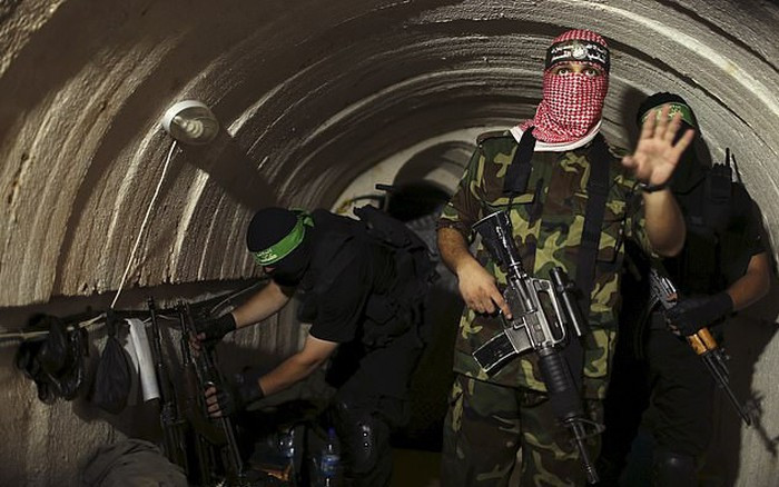 Trước khi tiếp cận các vị trí phòng thủ của Hamas, lực lượng bộ binh Israel phải chọc thủng hàng loạt tuyến phòng thủ bao gồm mìn, mục tiêu súng cối, vũ khí chống tăng và tiềm tàng những kẻ đánh bom liều chết. Năm 2008, quân đội Israel đánh lấn Gaza và máy ủi D9R đóng vai trò then chốt.