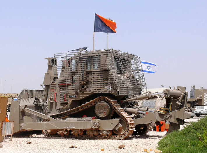 Hiện chưa rõ giá thành của máy ủi D9R, vì quân đội Israel mua xe trực tiếp từ công ty Caterpillar, sau đó trang bị cho chúng áo giáp chuyên dụng. Tuy nhiên, ngay cả trước khi chưa có bất kỳ nâng cấp bổ sung nào, máy ủi Cat D9 mới đã có giá ít nhất là 900.000 USD.