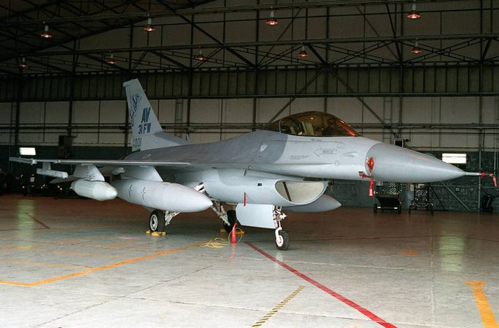 “Yếu tố then chốt như tiêm kích F-16 sẽ phục vụ một mục đích kép - nó không chỉ bảo vệ Quân đội Ukraine và người dân trên mặt đất lúc này, mà còn đóng vai trò mũi nhọn cho một nền hòa bình tiếp theo”; Nguyên soái người Anh giải thích.