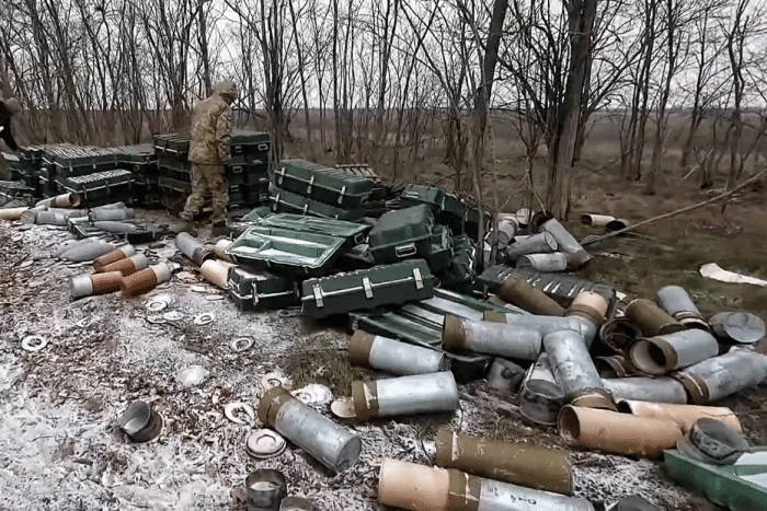 Vì lý do này, các quan chức tình báo và cố vấn quân sự Mỹ đề nghị quân đội Ukraine ngay lập tức rút khỏi Bakhmut. Hãng tin Pháp AFP dẫn lời các quan chức cấp cao của Mỹ cho biết, các quan chức tình báo quân đội Mỹ đã khuyến nghị mạnh mẽ rằng, quân Ukraine nên ngay lập tức bắt đầu rút quân khỏi Bakhmut.