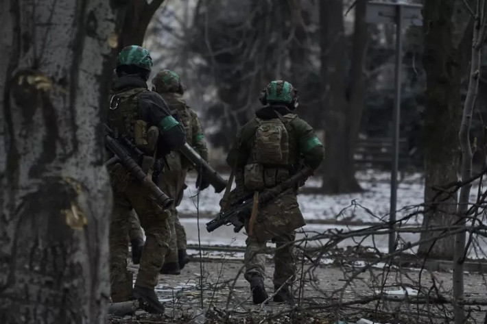 Quân đội Ukraine thiếu quân, càng đánh càng khó khăn; một số sĩ quan Ukraine cho biết, họ hiện nay thường rơi vào tình thế lúng túng, phải lấy ít địch nhiều. Hiện quân đội Ukraine đang đối mặt với tình trạng quân số không đủ và đang tìm mọi cách để bổ sung nguồn quân cả từ nhân viên hành chính công, cảnh sát và thậm chí là trẻ thành niên.